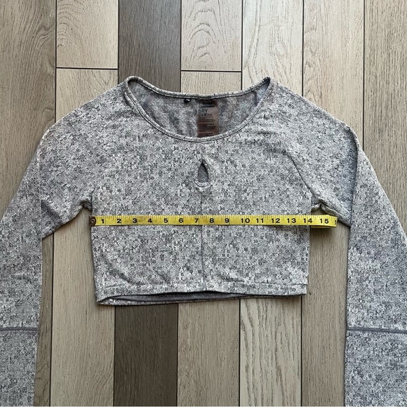 Gymshark Gray Long Sleeve Cut Out Crop Top - Picture 4 of 5